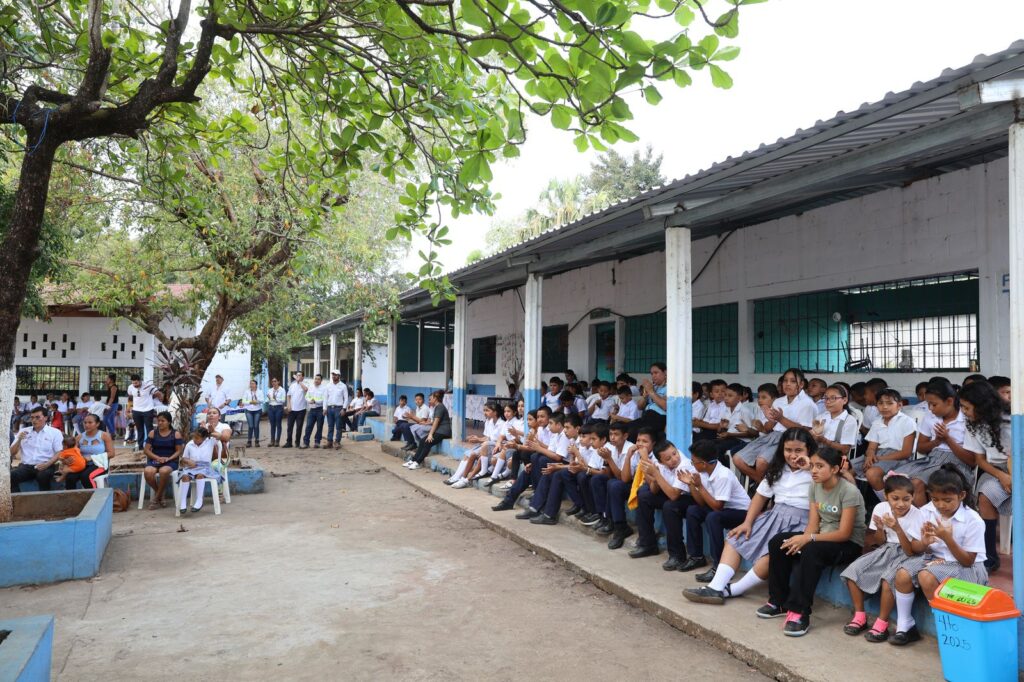 Entrega útiles escolares fundación mario lópez estrada